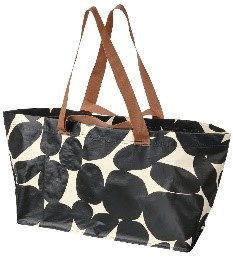 白地に黒い模様の入ったバッグ