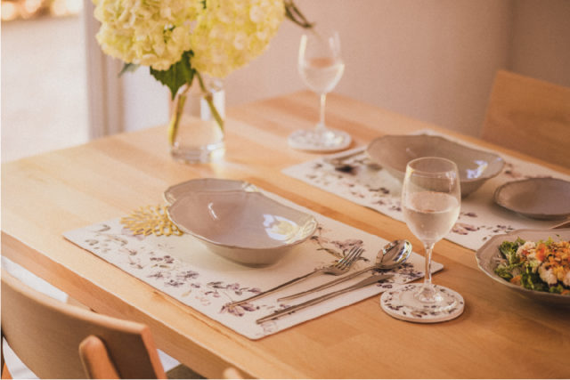食卓テーブルの上にランチョンマットとタイルコースター