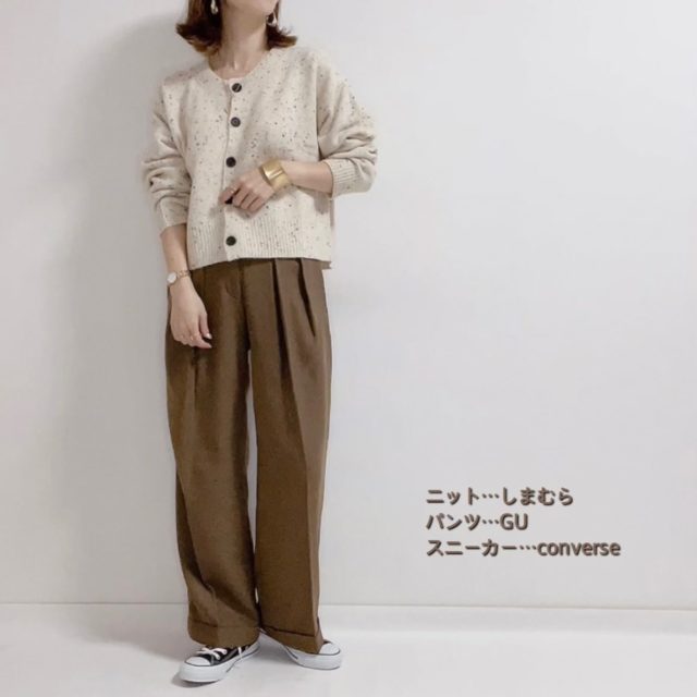 しまむらのクリームの「ショート丈カーディガン」×タックパンツ