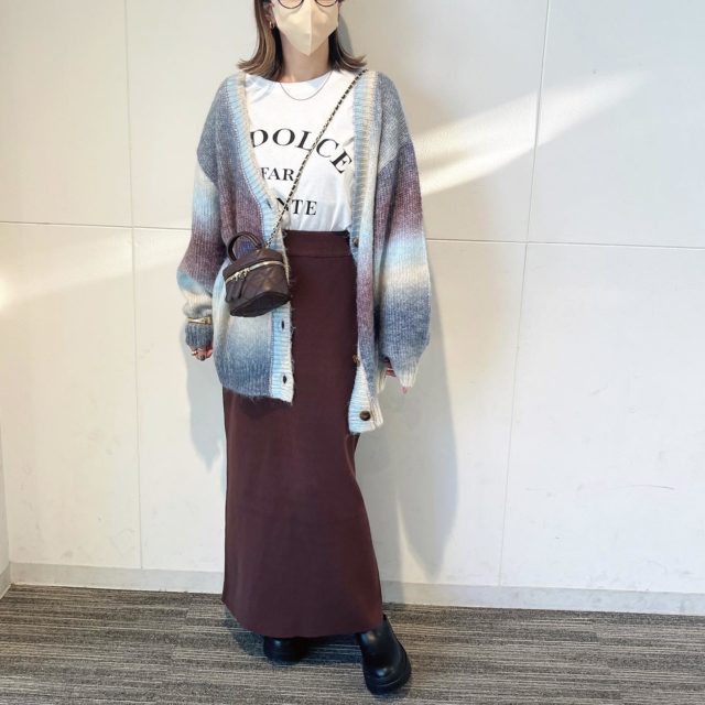 Availのパープルの「グラデーションルーズVネックカーディガン」×ロングナロースカート