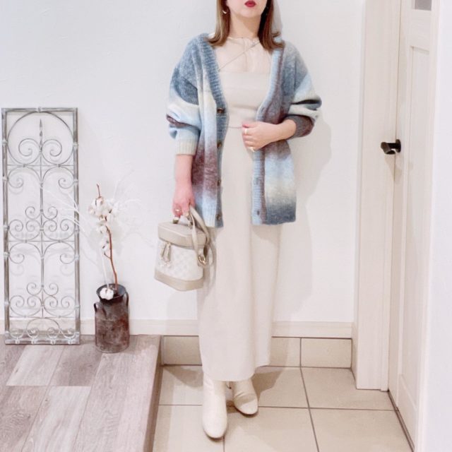 Availのパープルの「グラデーションルーズVネックカーディガン」×アシメキャミワンピース