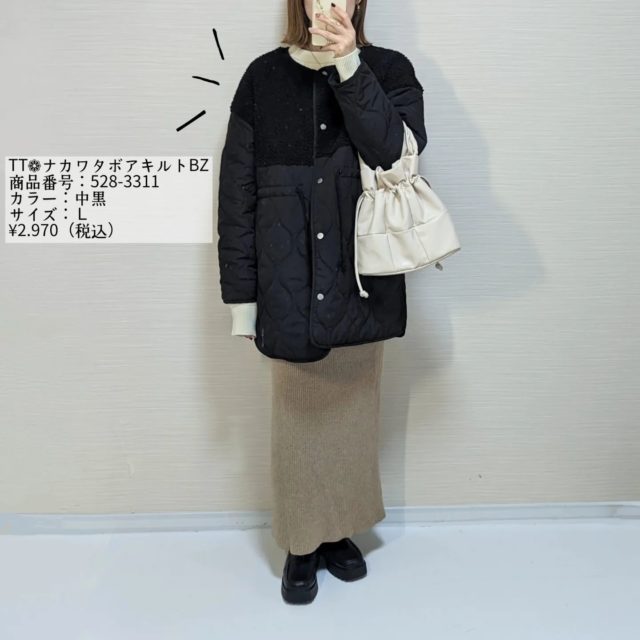 ブラックの「中綿ボアキルトコート」×ニットスカート