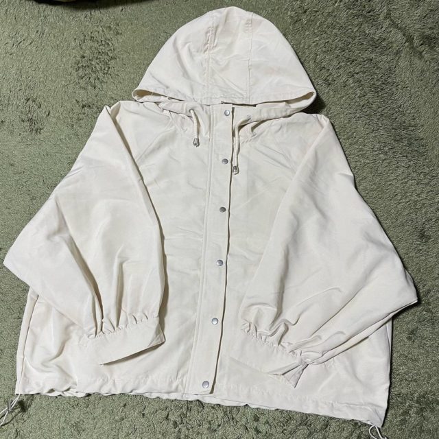 しまむらのオフベージュの「無地マウンテンパーカー」