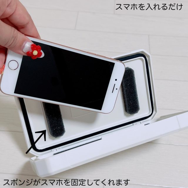 スマホケースにスマホを入れている様子