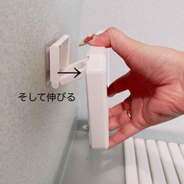 スマホケースを手前に引っ張っている様子