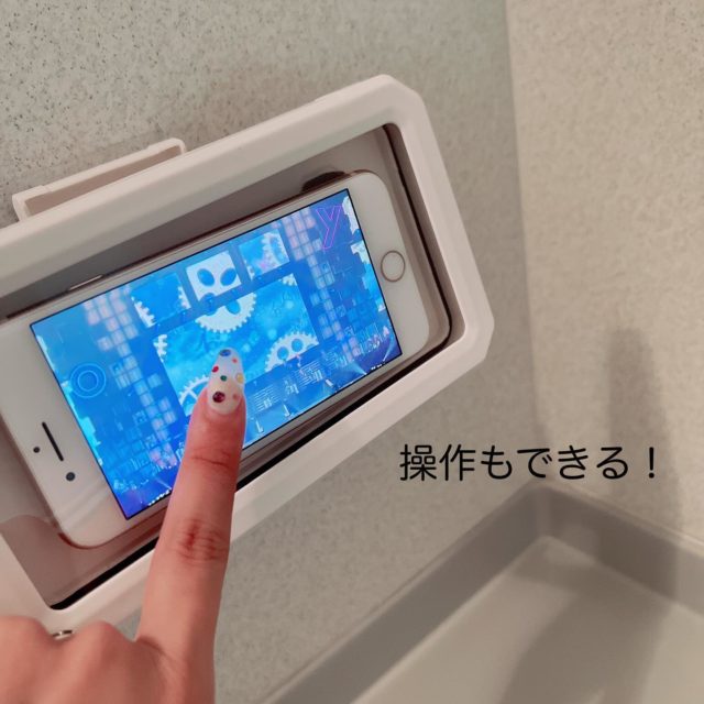 ケースの上から操作しているところ