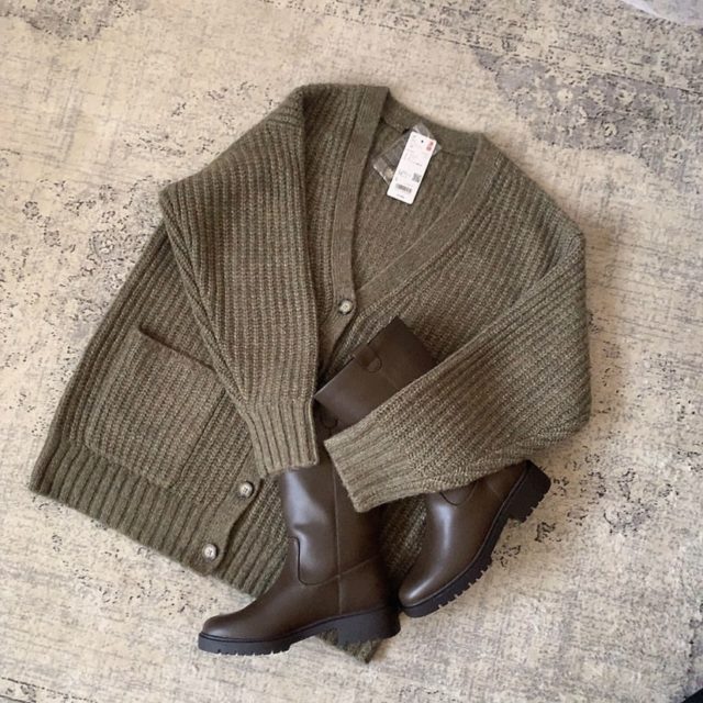 ローゲージVネックカーディガンの物撮り