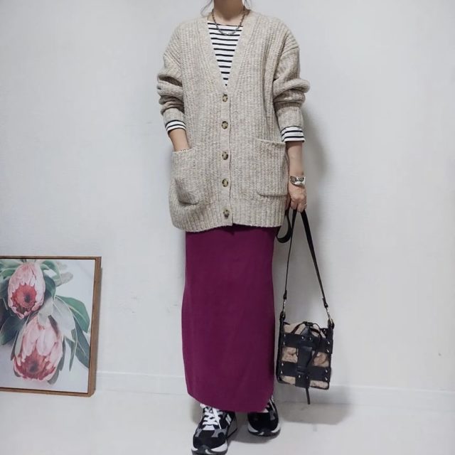 ローゲージVネックカーディガンとスカートの全身コーデ