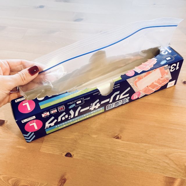 箱からバッグを引き出す写真