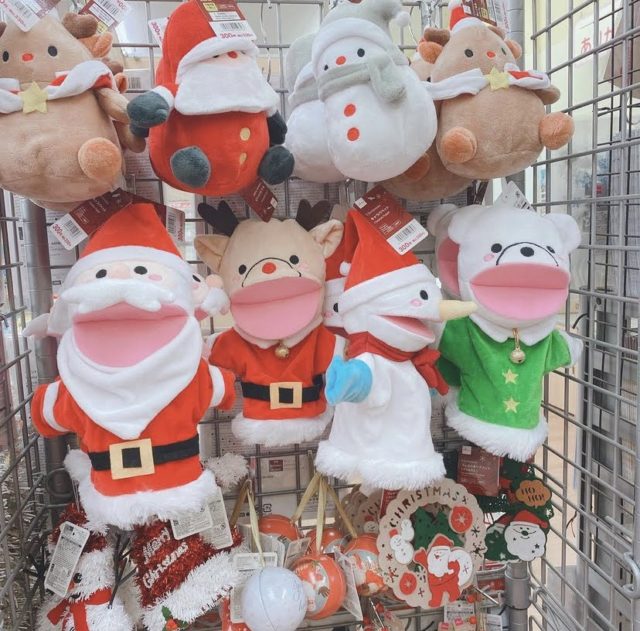 ダイソーのクリスマスの人形が並んだ棚