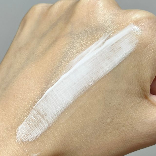 AHC ブライトフォーカス リアル アイクリーム フォーフェイスを手の甲で伸ばした様子