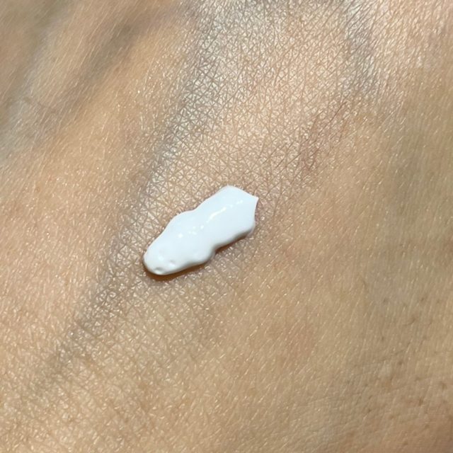 AHC ブライトフォーカス リアル アイクリーム フォーフェイスを手の甲に出した様子