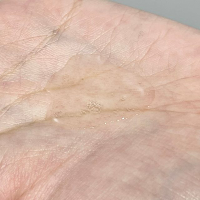 セラティス　ドリーミー　ヘア＆ボディオイルを手に出している様子