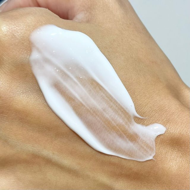 セラMD リペアローションを伸ばしている様子