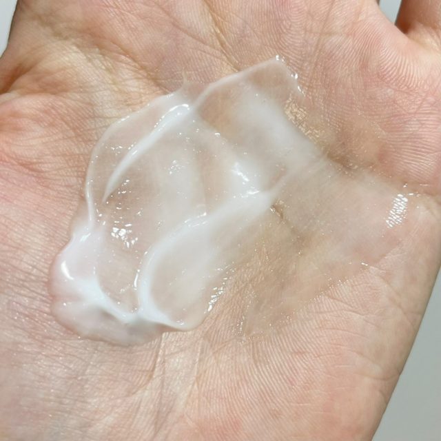 デイリーモイスチャーボディローションを伸ばしている様子