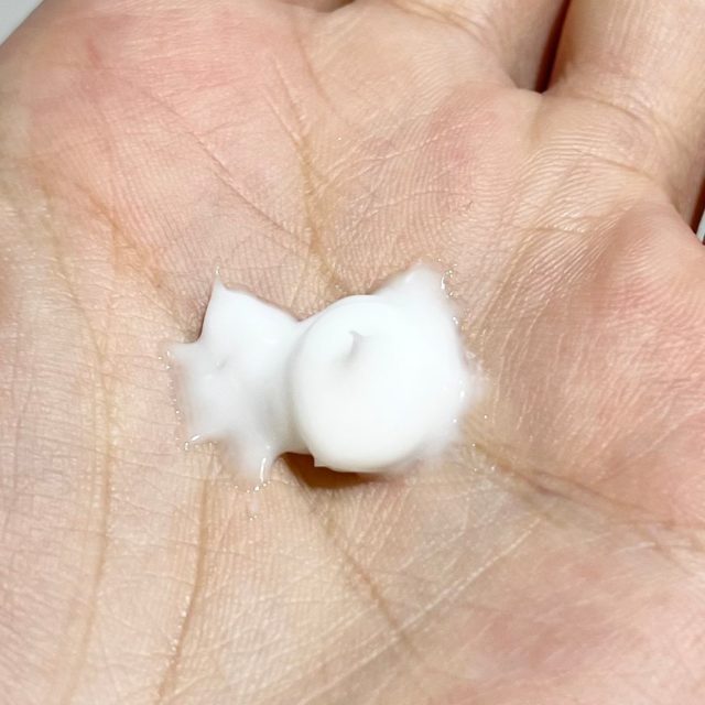 デイリーモイスチャーボディローションを手に出している様子