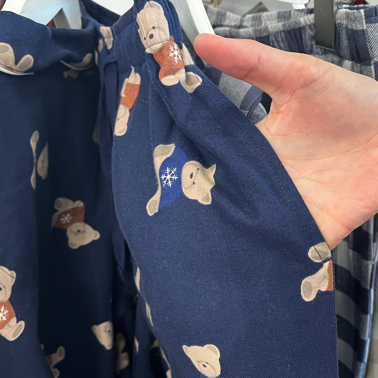 サテンパジャマ(長袖&ロングパンツ)(ベア)のボトムスのポケット画像