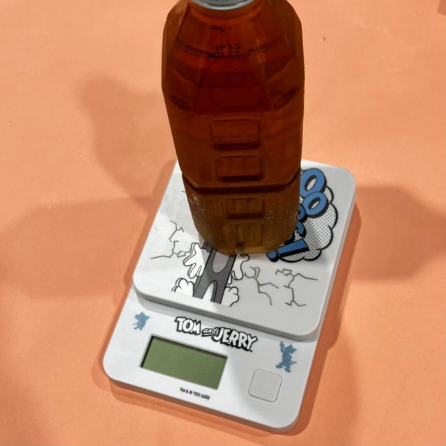 トムとジェリーのキッチンスケールにペットボトルを乗せたところ