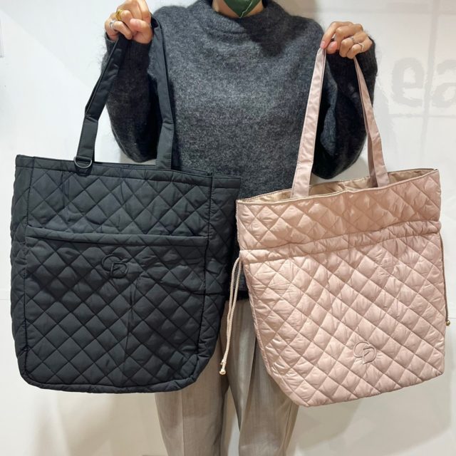 ブラックのトートバッグとピンクのトートバッグ