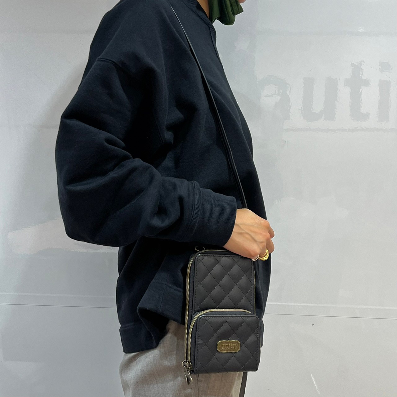 じゃばら式スマホポーチを身に付けている