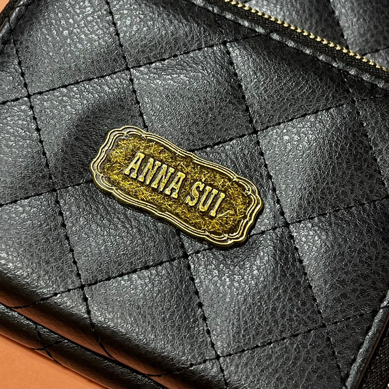 じゃばら式スマホポーチについているロゴプレート