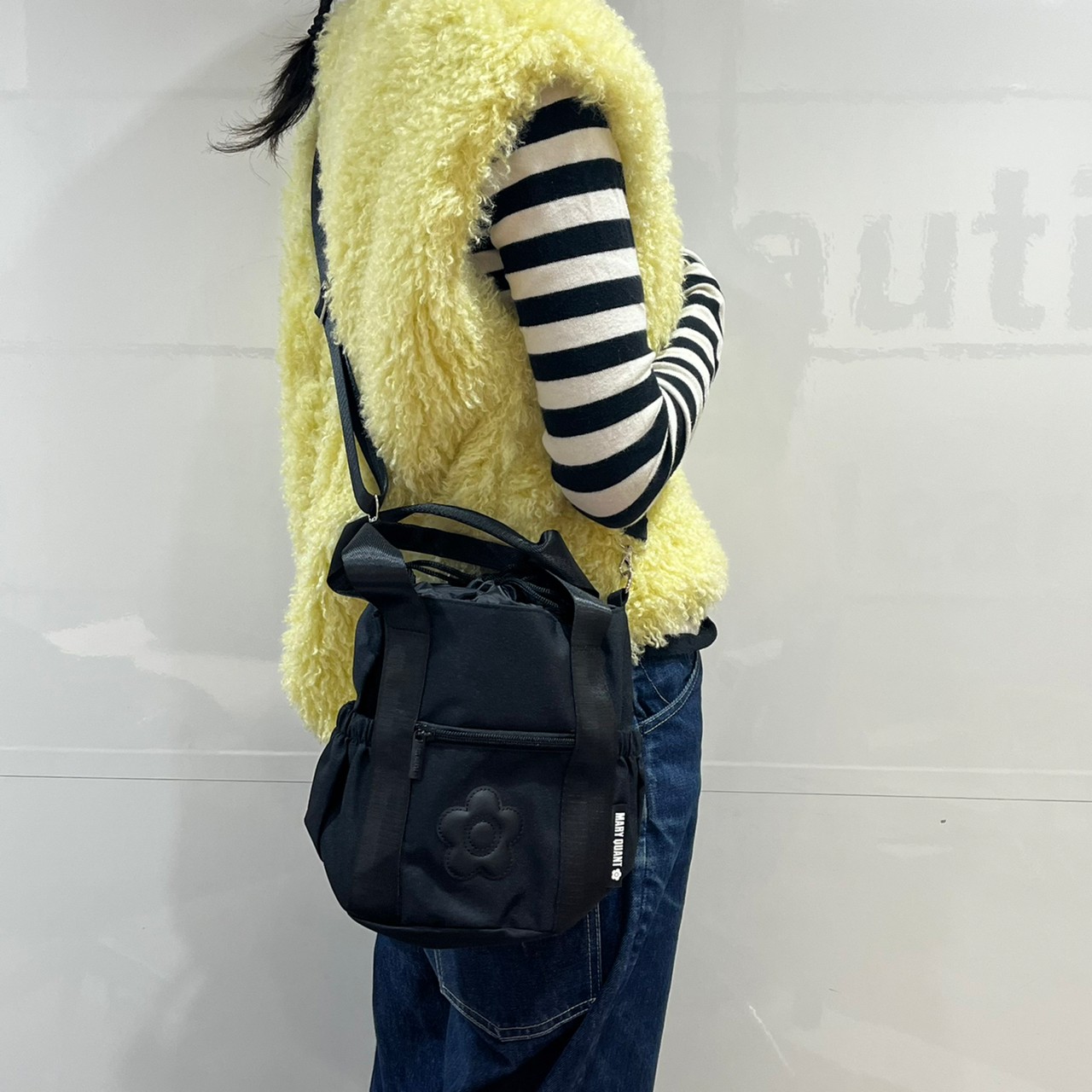 MARY QUANTバッグを肩掛けしている