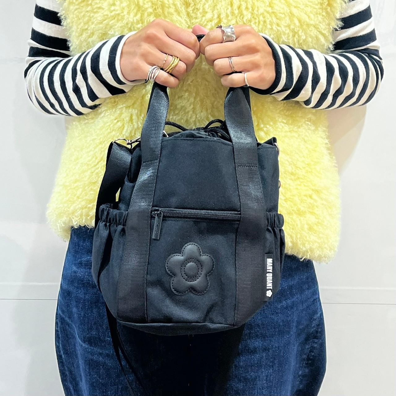 MARY QUANTバッグを手に持っている