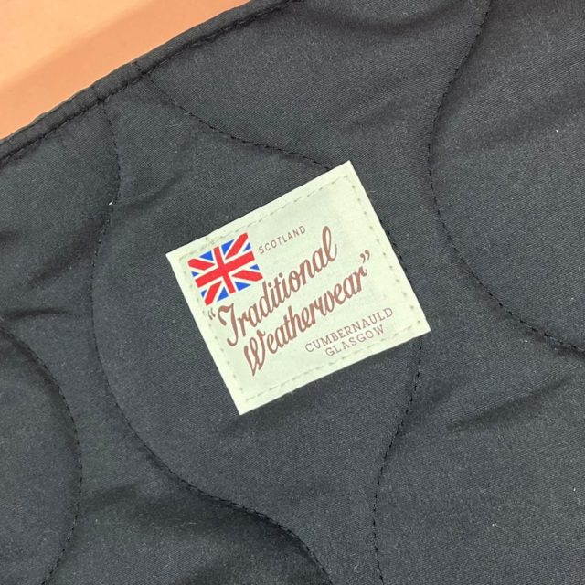 キルティングバッグにあるブランドロゴ