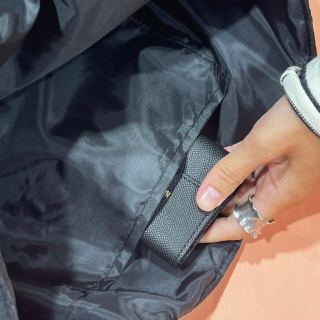 内ポケットに財布を入れている