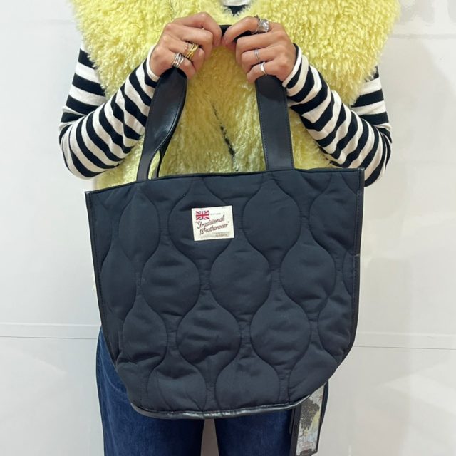 キルティングバッグを持っている