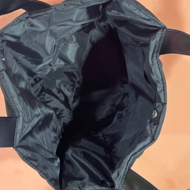 バッグの中身を見せている