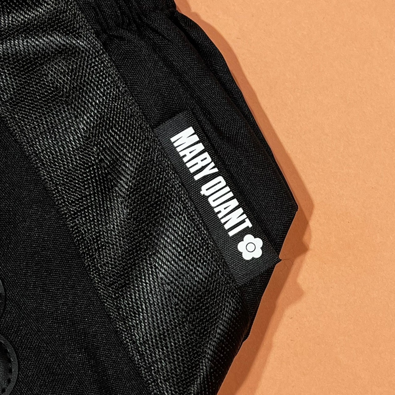 MARY QUANTバッグのサイド部分のブランドロゴタグ