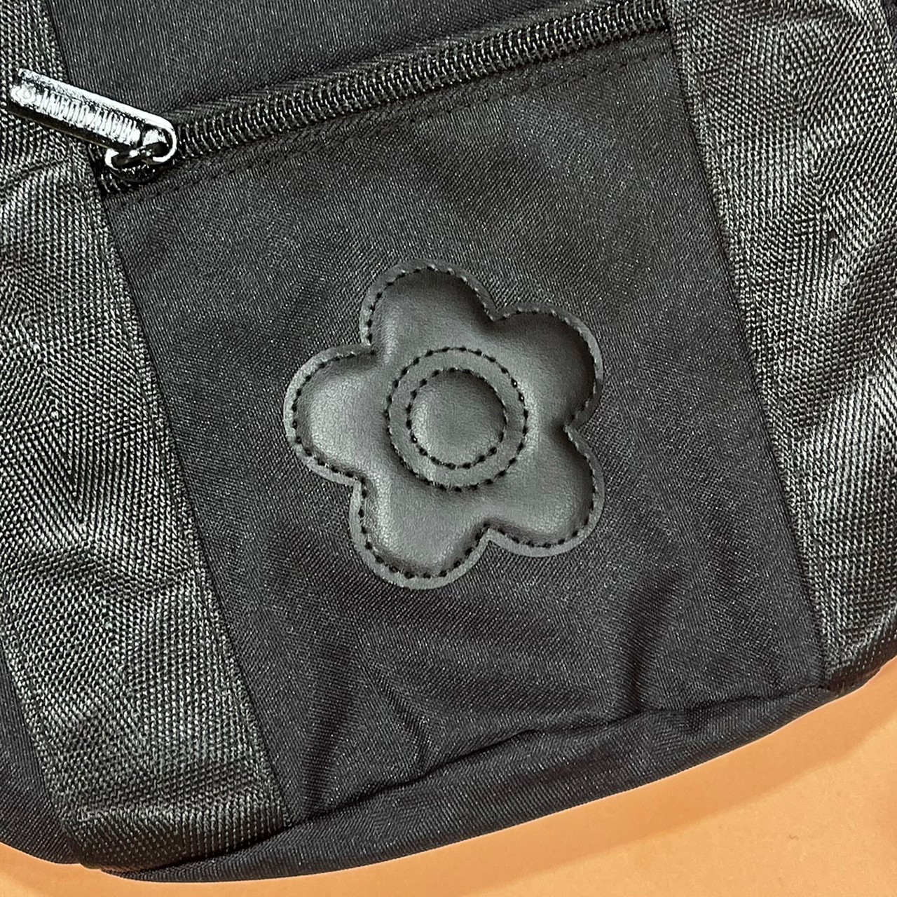 MARY QUANTバッグのフロントロゴ部分