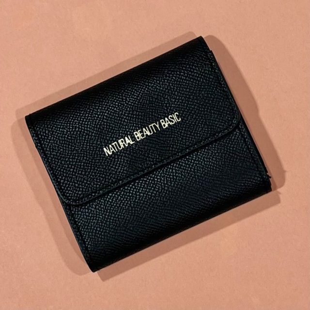 机に置かれた黒いミニ財布