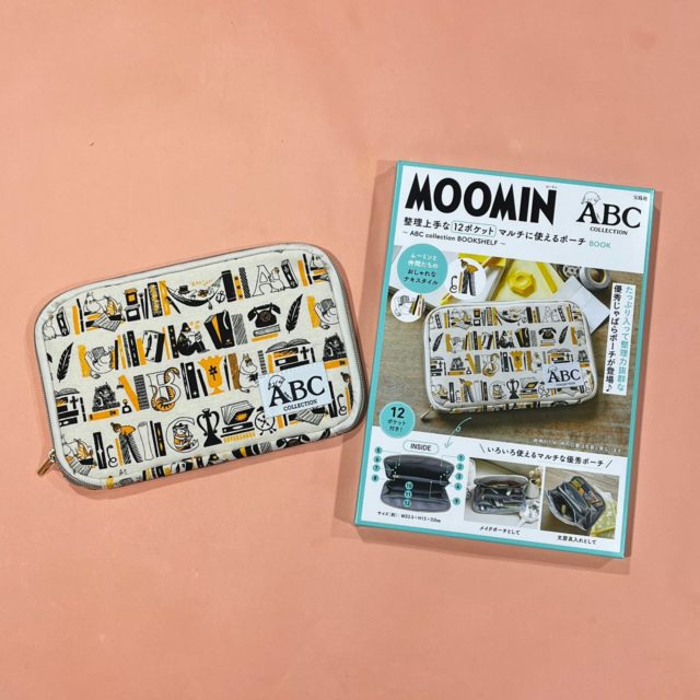 机に並んだムック本とポーチ