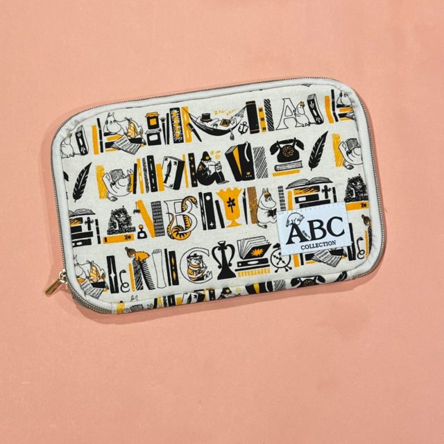 机に置かれたマルチポーチ