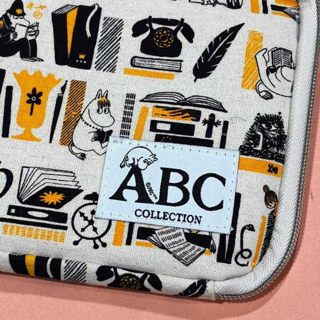 ポーチ右下についた刺繍タグ