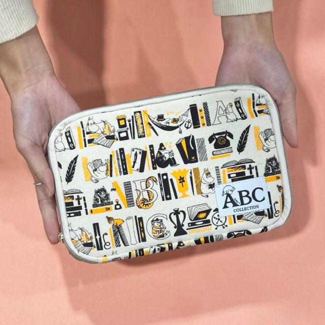 ポーチを両手に乗せている状態