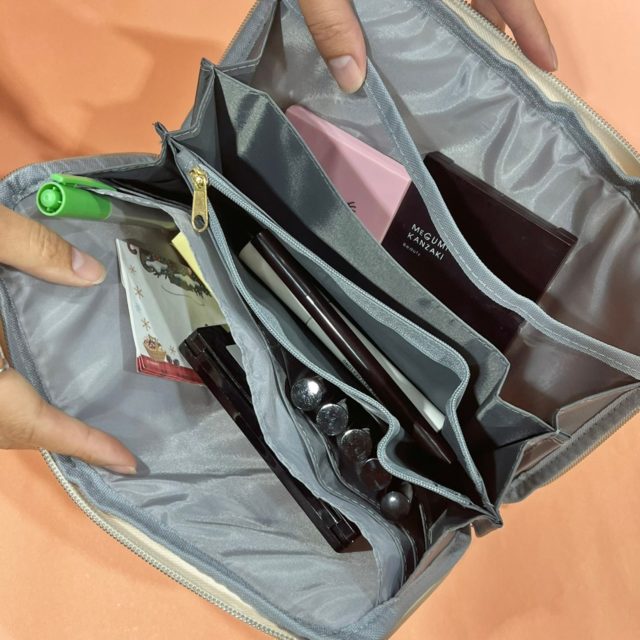 メイク道具やペンなどを収納した例