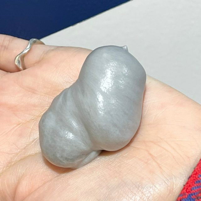 ルメント スパークリングオイル クレンジング＆シャンプー ブラックの泡を手に出している様子