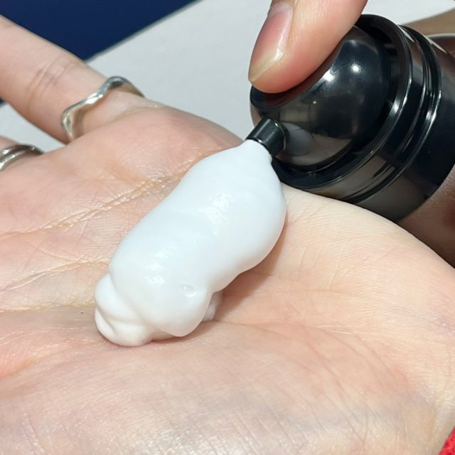 ルメント スパークリングオイル クレンジング＆シャンプーを手にプッシュしている様子