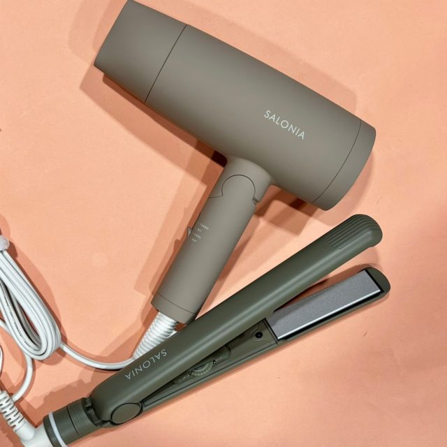 ベージュのドライヤーとオリーブグリーンのアイロン