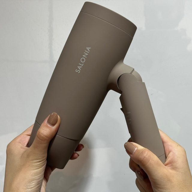 ドライヤーを折りたたんだ状態