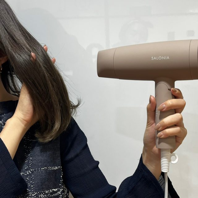 ドライヤーで髪を乾かしているイメージ