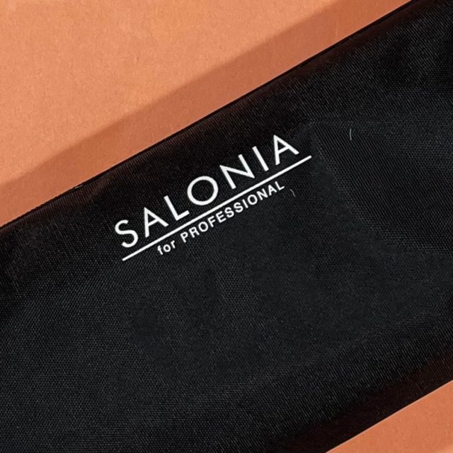 黒地に白のサロニアのロゴ