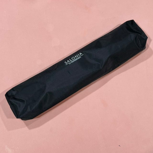 アイロンを収納する黒いポーチ