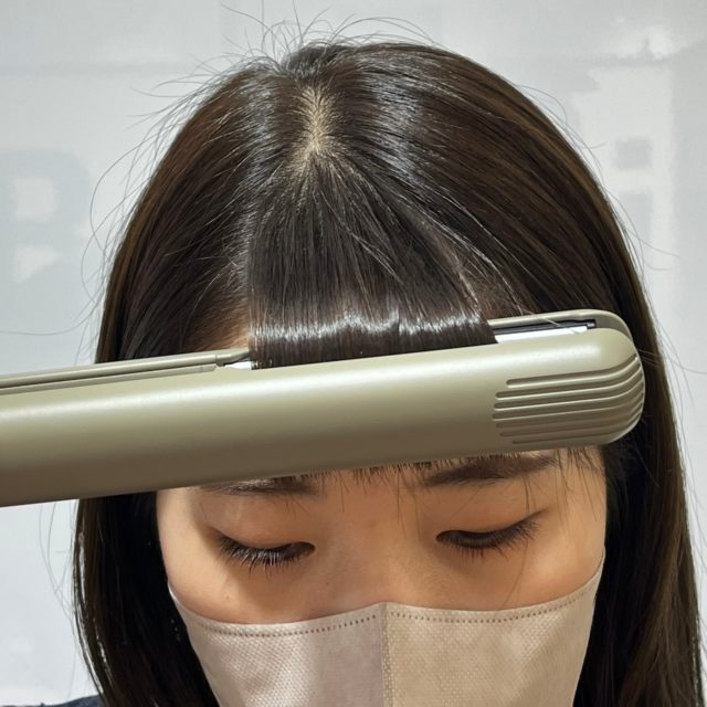 前髪のアレンジをしている様子