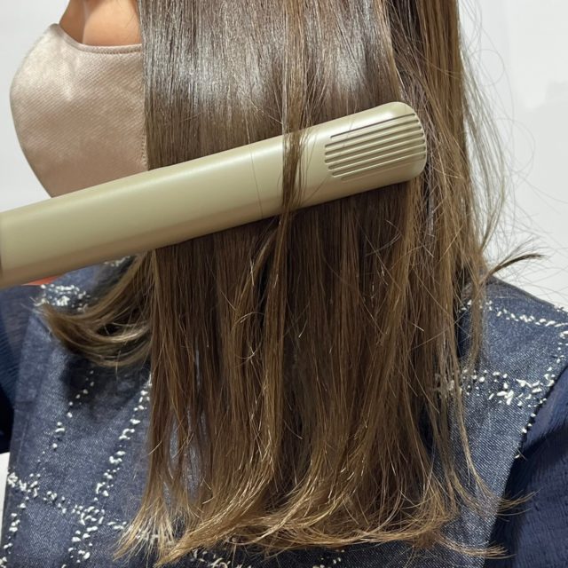アイロンでヘアアレンジをしている様子