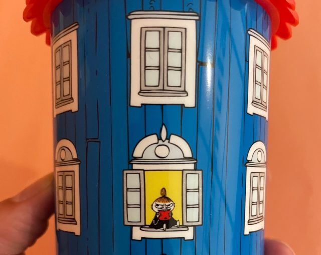 ムーミンやしき加湿器･窓から外を見ているリトルミイ