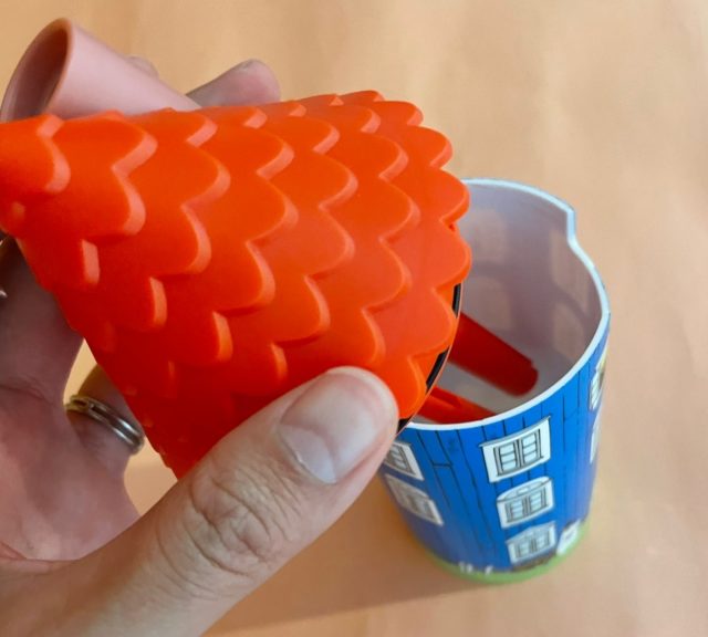 ムーミンやしき加湿器本体に吸水芯を差し込むところ